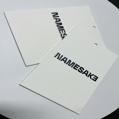 लिपिबद्ध वस्त्र वस्त्र हैंग टैग 280gsm ब्रिस्टल बोर्ड बिक्री के लिए