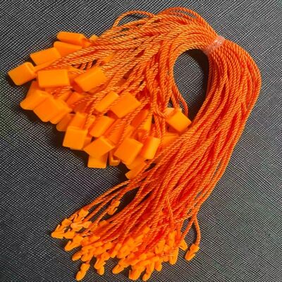 एक नरम कपड़े के साथ पोंछें प्लास्टिक टैग फास्टनर मानक लटकन लंबाई लगभग 10 इंच और विभिन्न टैगिंग आवश्यकताओं के लिए संभालने में आसान