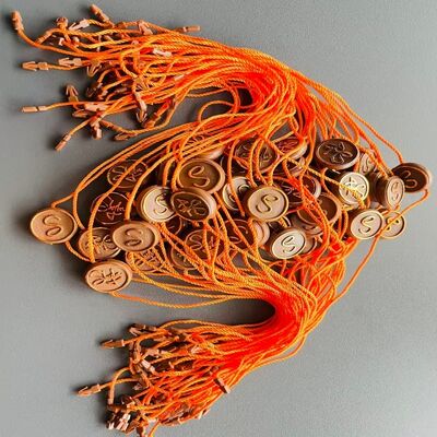 व्यास 0.2 इंच बीड ब्लास्टेड स्टेनलेस स्टील शीट की लटकती लंबाई लगभग 10 इंच उत्कृष्ट मजबूती और सतह एकरूपता प्रदान करती है